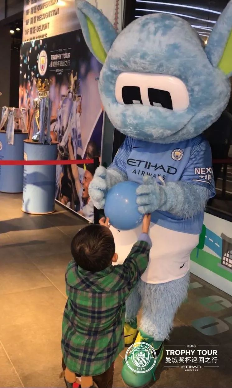 球星、赏川剧、看球蹦迪？奖杯中国行成都精彩瞬间全纪录！