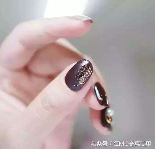 最流行美甲款式教程,最流行的指甲款式教程