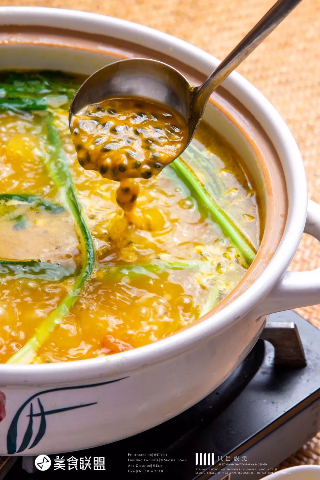 昆明闹市这家12年老店,独创傣式火锅一年只卖89天,大闸蟹涮着吃