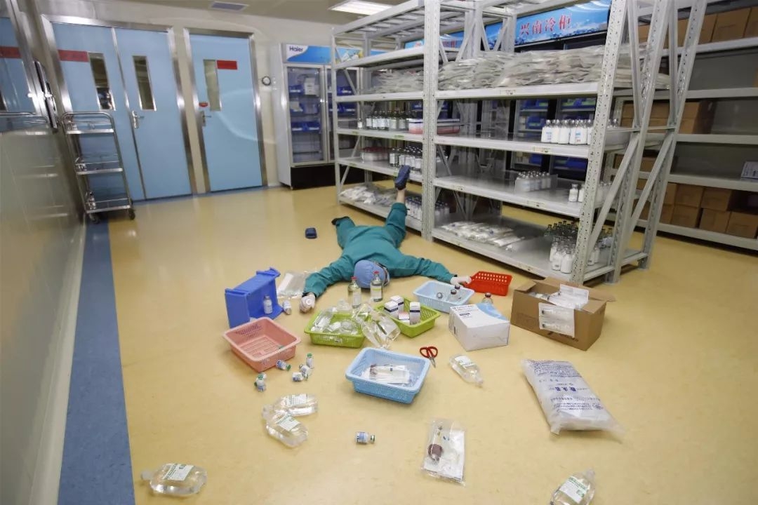 看了这么多炫富摔，这些护士才是最劲爆的~