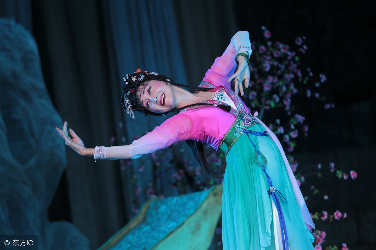 床尾的木凳为什么叫春凳,酒店的床尾有个长条凳是何用