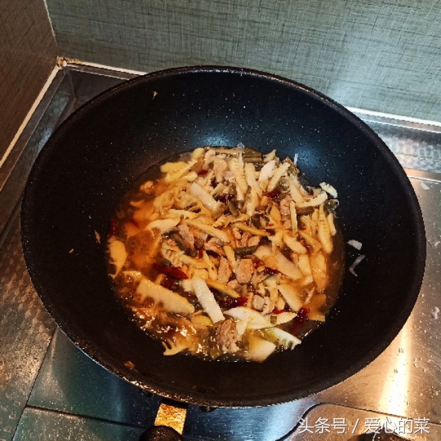 新鲜竹笋炒肉片笋的正确焯水方法,竹笋的家常做法要不要焯水