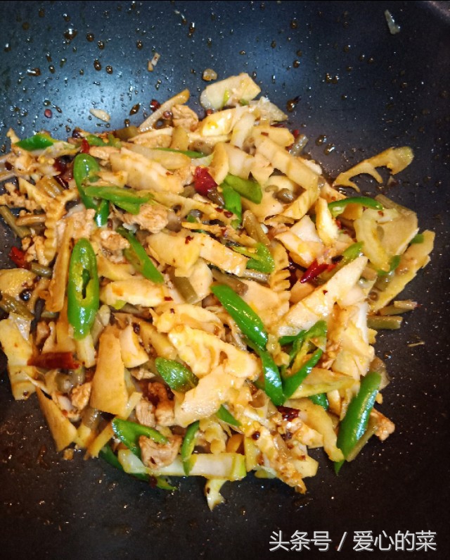 新鲜竹笋炒肉片笋的正确焯水方法,竹笋的家常做法要不要焯水