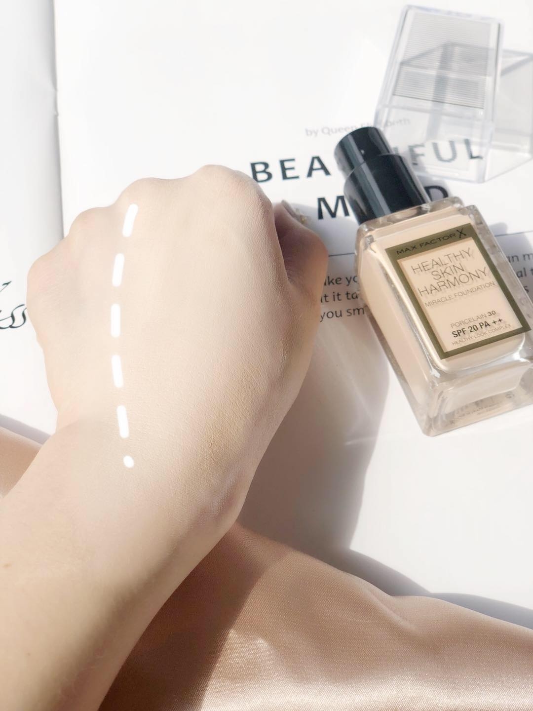 蜜丝佛陀烟酰胺粉底液,蜜丝佛陀和美宝莲粉底液