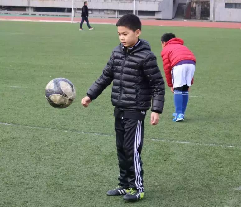 秋冬季节踢球怎么穿,秋冬踢球怎么穿裤子