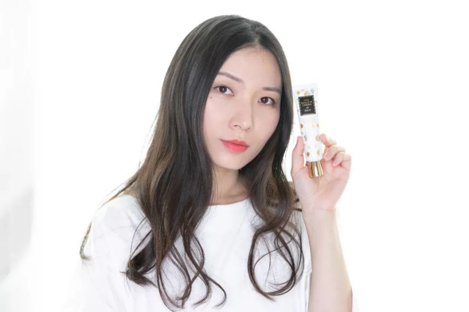 一支全脸可用的眼霜,一支眼霜