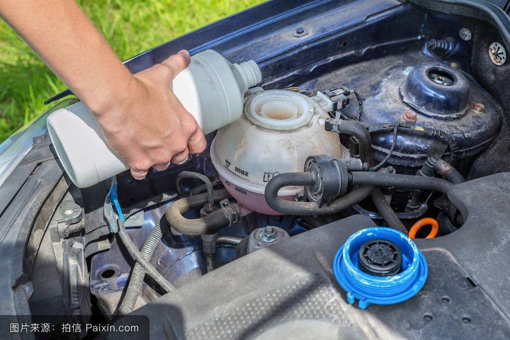 发动机水温过高报警灯亮怎么办,车辆水温过高发动机怎么保护