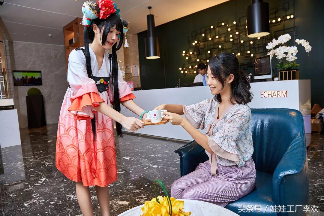 跟踪两位美少女进入酒店……发现了了不得的新天地！