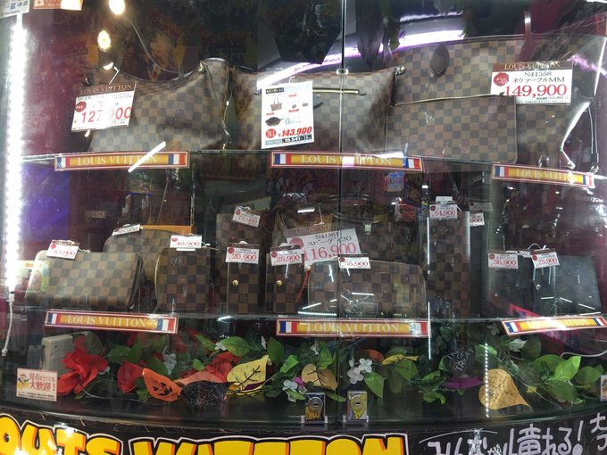 原来冲绳的二手中古店这么好逛，几百块巴宝莉，LV旅行包才4千！