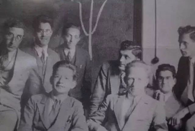 玻尔年轻时,玻尔年轻时的样子