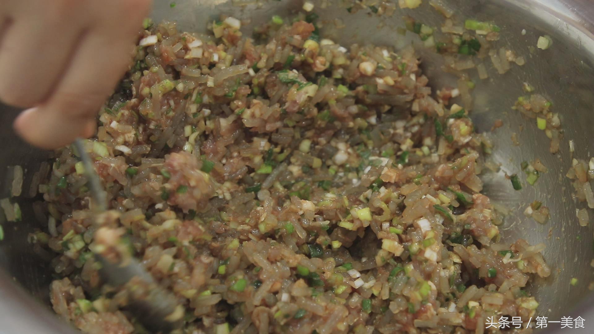 一碗面，一盆肉馅，学会这两个技巧，上锅一煎做焦香酥脆的水煎包