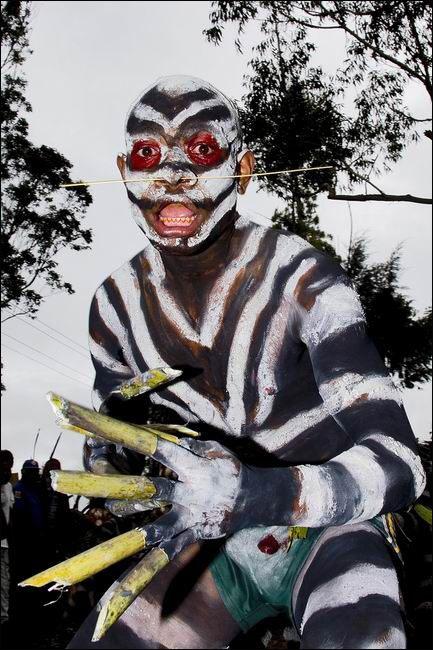 异域风俗：非洲人脸彩绘，小孩也臭美