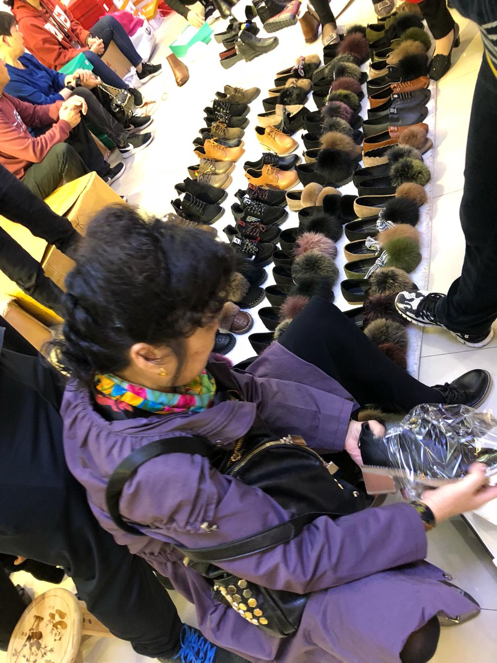 剁剁剁！今天经视砍价王在汉口北掀起了一场超热的千人团购！