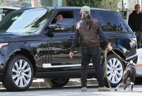 路虎和奔驰哪个比较好,路虎和奔驰哪个性价比高