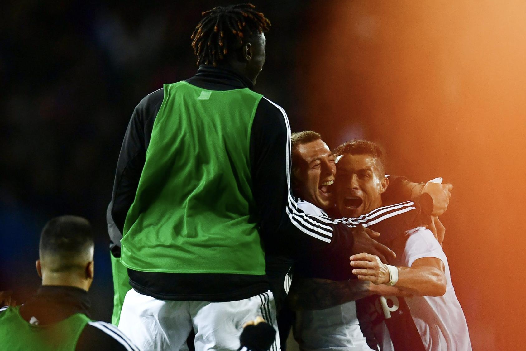 c罗早期和乔治娜的照片,c罗祖孙三代同框照片