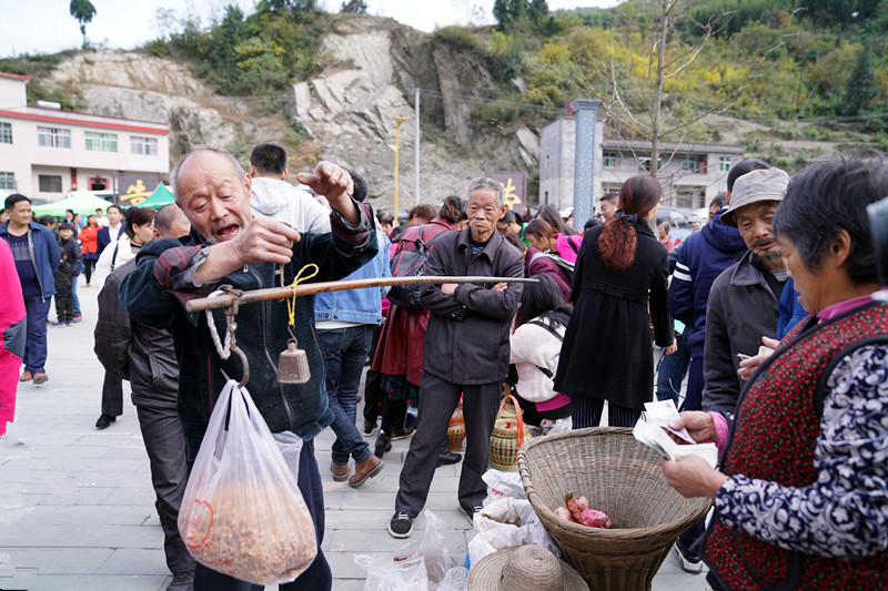 到安康白河县东坡村赶集 游客抢购山货 赏千年银杏 品乡村美食