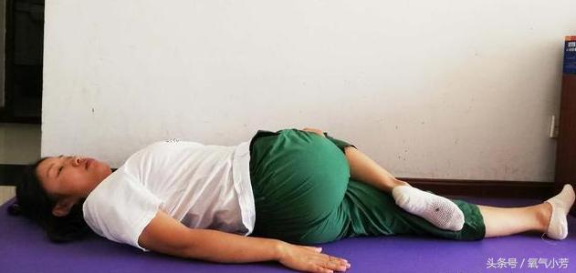 腰椎突出自愈2个办法,腰椎突出自救法