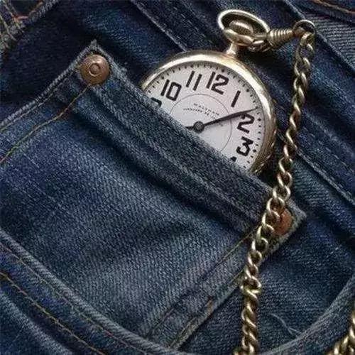 牛仔裤上为什么有小口袋,牛仔裤有一个小口袋