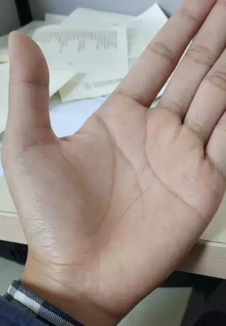 她希望头发躁起来，我希望头发乖一点