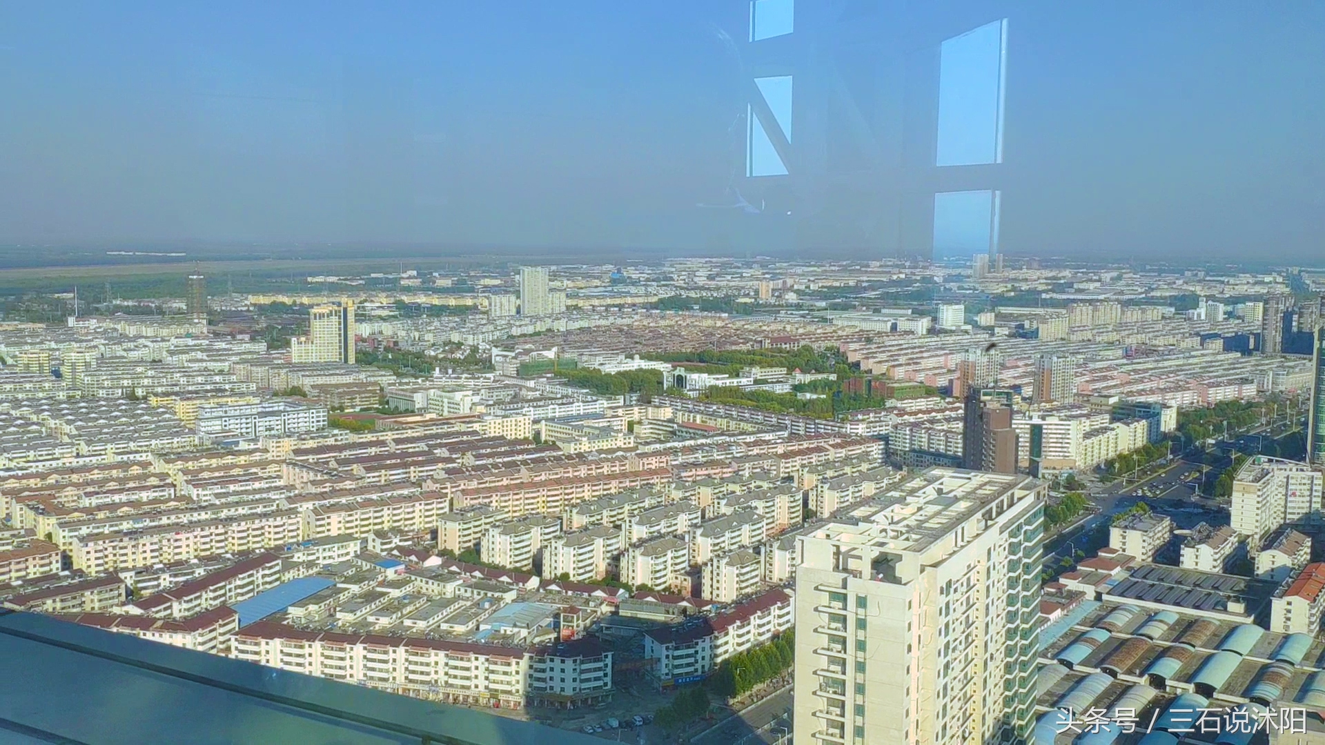 在沭阳高楼可以看见灌云的山,站在最高处看整个城市