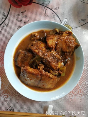 草鱼的家常做法炖鱼不放辣不放酒,郫县豆瓣酱炖鱼家常做法