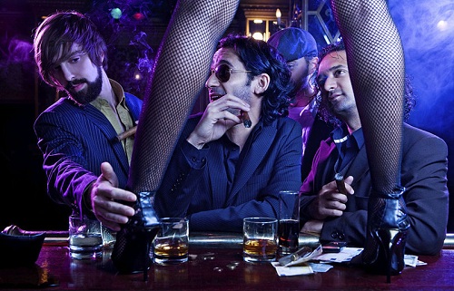 朋友圈：半夜总有一群发性感照片的妹子是种什么体验……