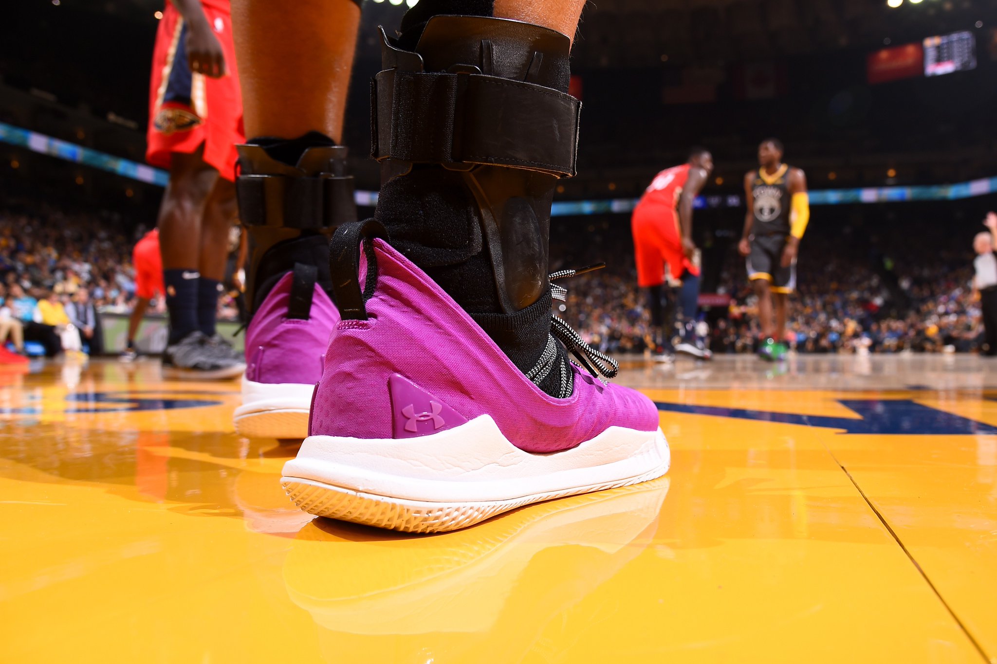 NBA今日球鞋精选：库里唐斯上脚万圣节特别款罗斯50分战靴诞生