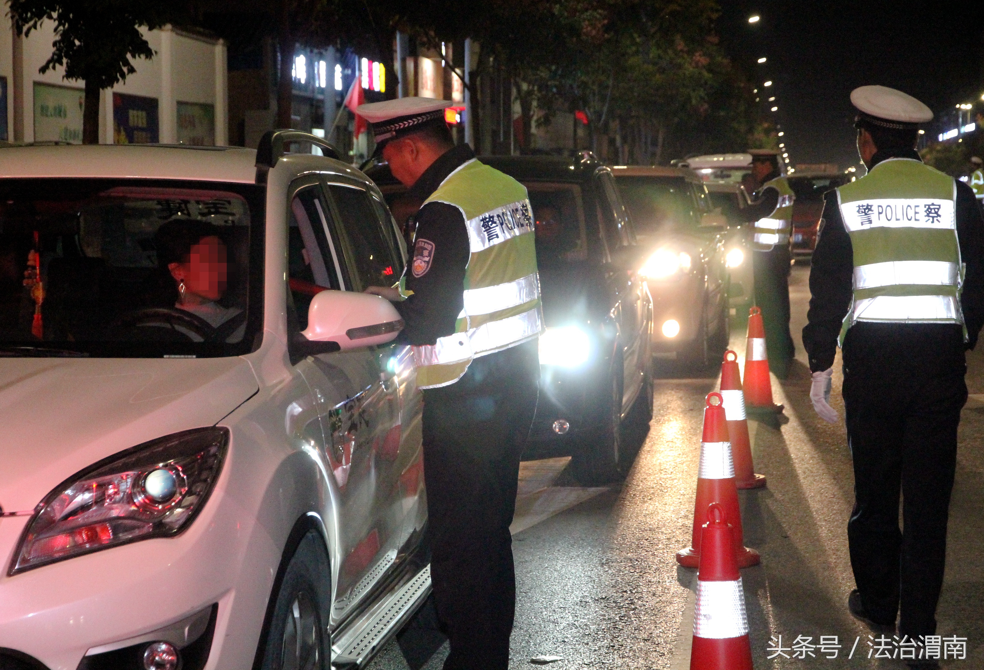 交警夜查酒驾安全出行拒绝侥幸,交警夜查酒驾等交通违法行为