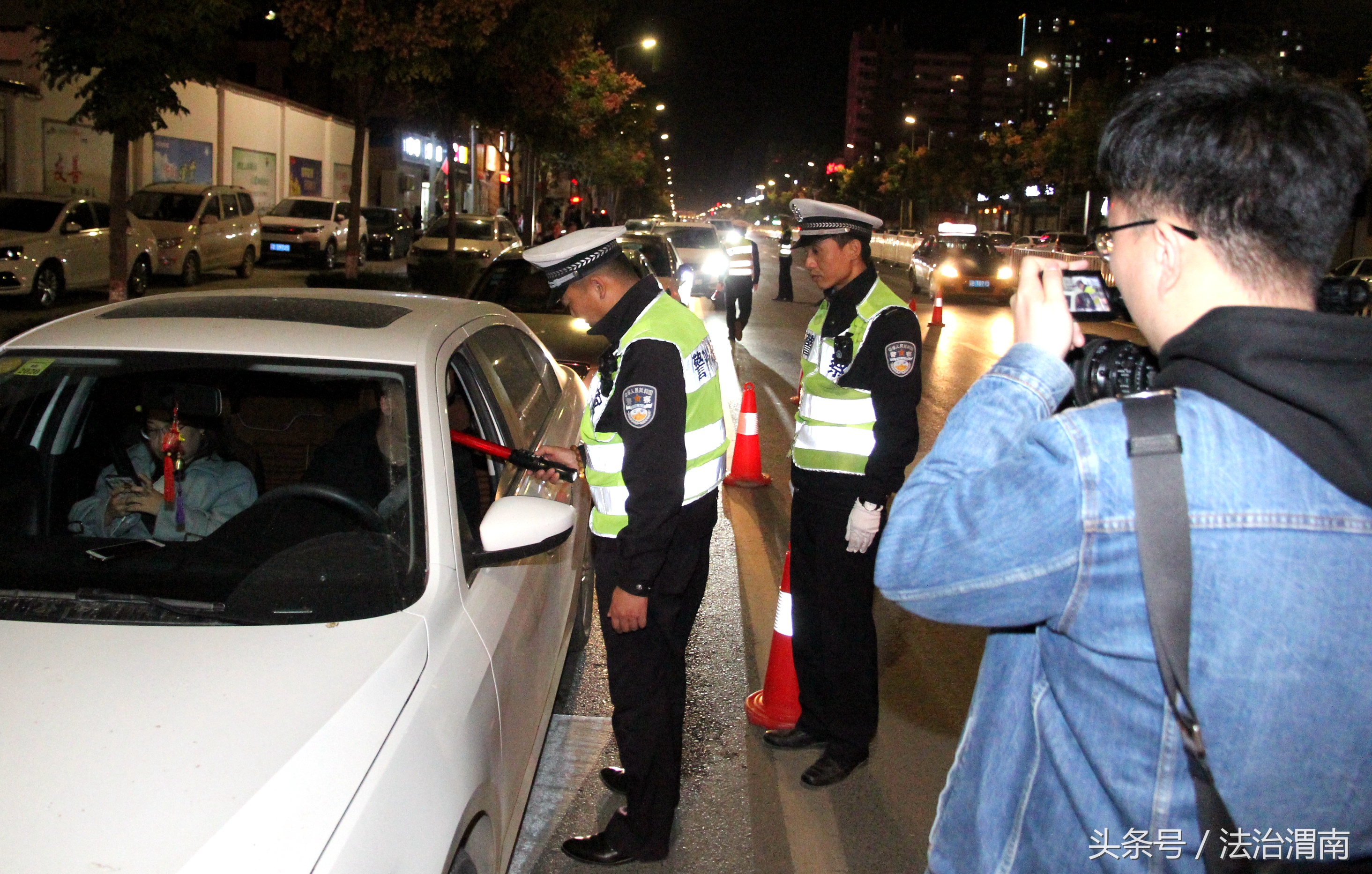 平安夜全国交警夜查酒驾现场,交警开展重点路段酒驾行动