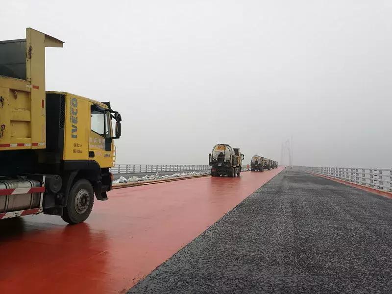 南岸这群人：在港珠澳大桥上铺路！铺成世界之最！
