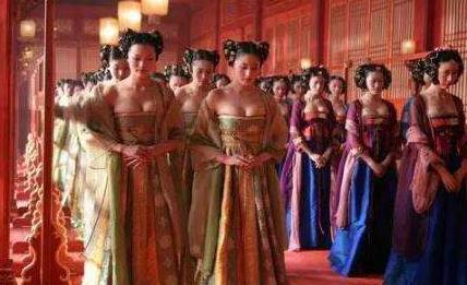 这类太监是很受那些嫔妃欢迎的,他们可以滋润那些饥渴的嫔妃