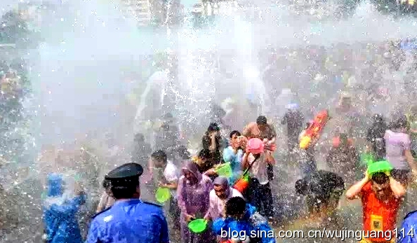 美女云南西双版纳傣族泼水节歌舞,2010西双版纳傣族万人泼水节