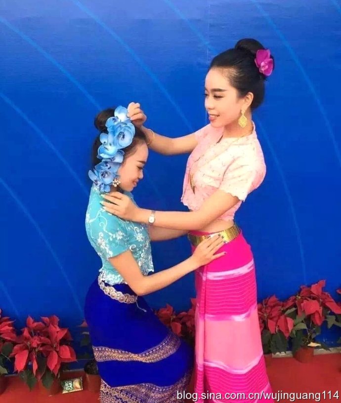 美女云南西双版纳傣族泼水节歌舞,2010西双版纳傣族万人泼水节