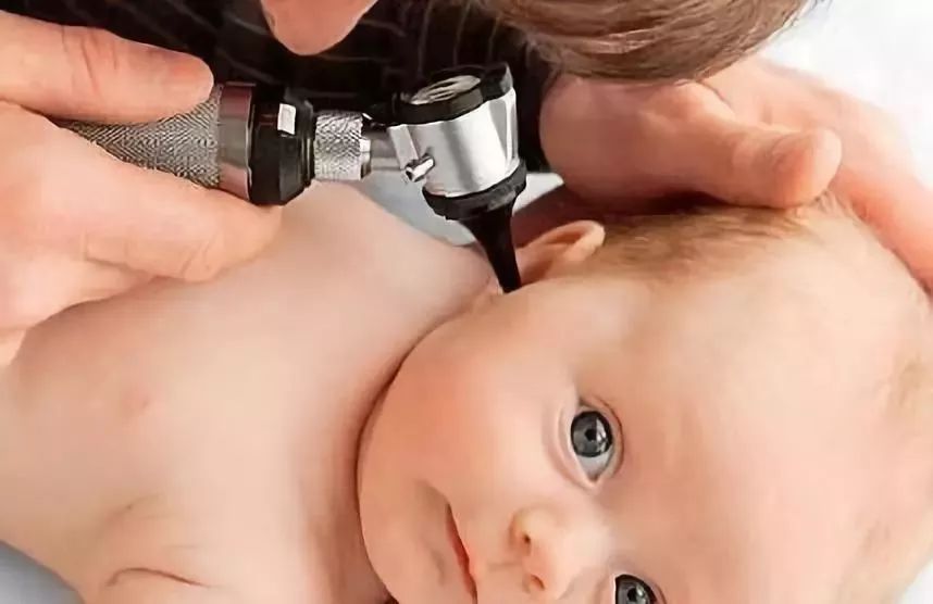 宝宝耳朵脓血直流，差点失聪！这些小动作成元凶，家长不能忽视