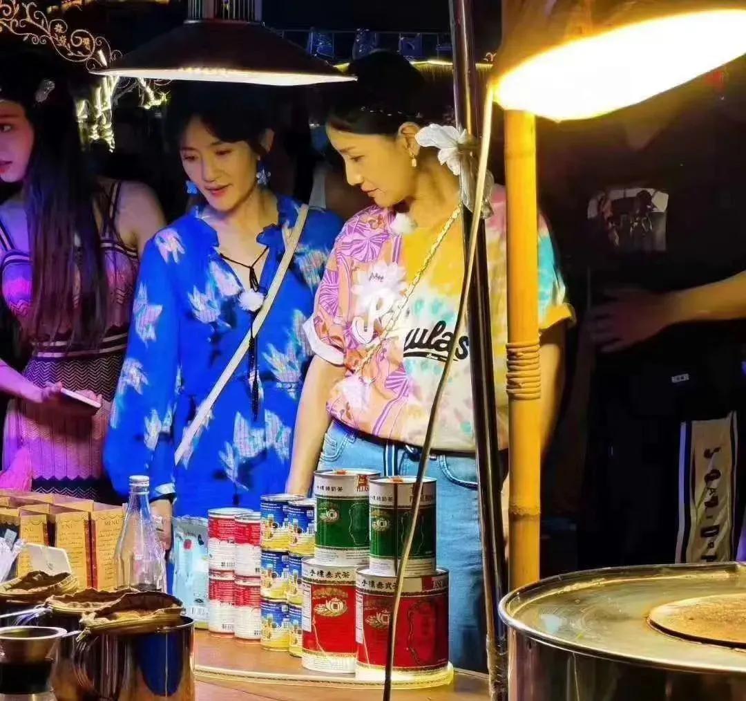 西双版纳告庄西双景星光夜市，为什么那么多人喜欢她？