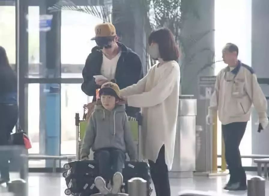 张亮晒受伤照被网友骂遭报应，看来只有官宣真相才能救回人设