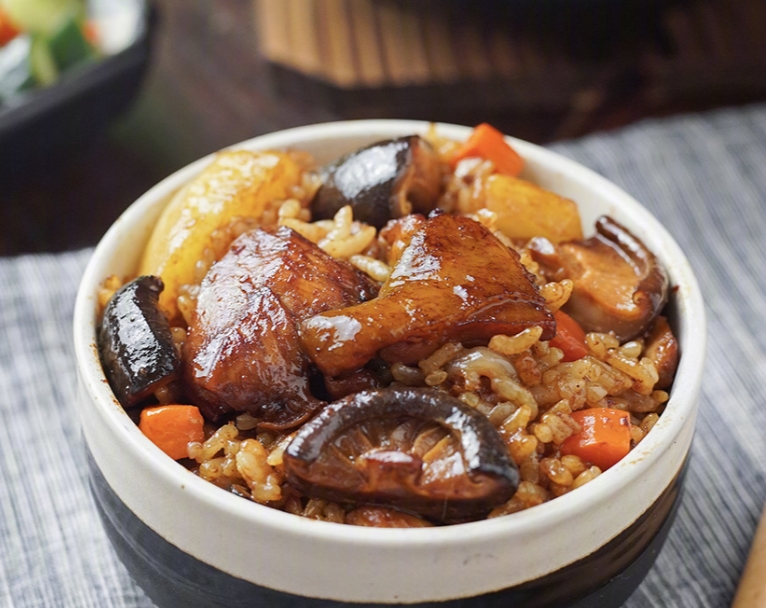 香菇焖鸡盖饭怎么做,香菇滑鸡焖饭暖暖的味道