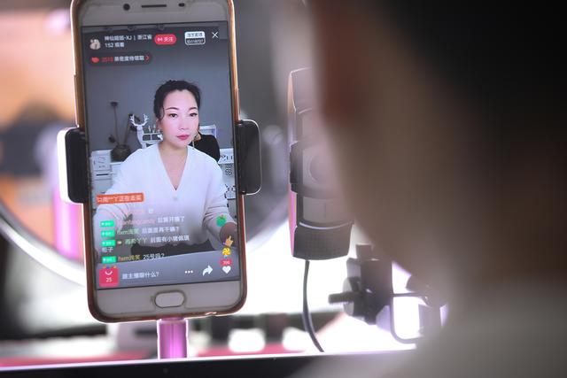 年入百万“神仙姐姐”热心做公益曾做生意被骗光想自杀穿睡衣返乡想感谢当年绿皮车上塞给她100元的陌生男