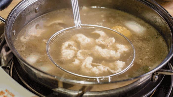 日本大厨一刀劈开河豚,日本大厨切鱼的视频