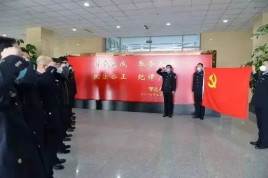 战疫前线他们用身躯筑牢防控防线,扛起战疫一线的硬核担当