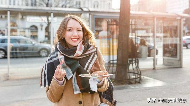 俄罗斯美女来到中国买东西,俄罗斯美女到中国买东西