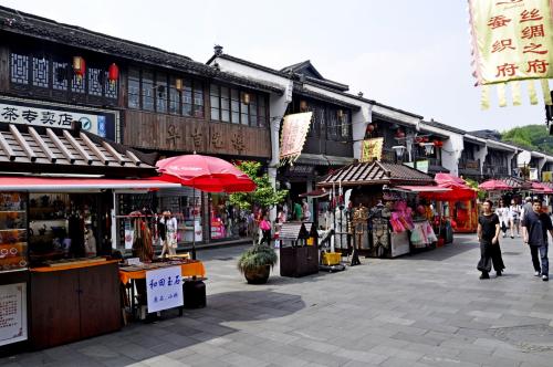 杭州河坊街有那么多好吃的，为什么当地人都不喜欢？
