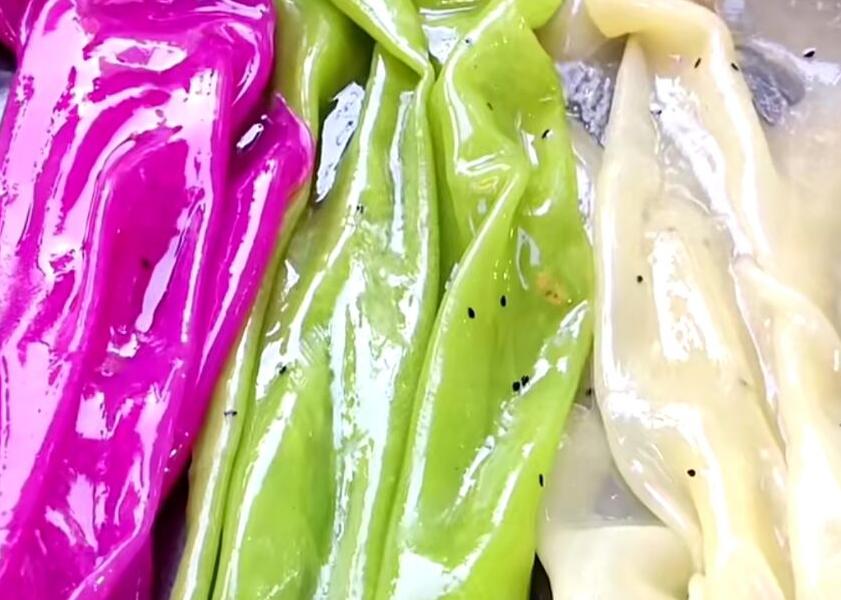 大学生摆摊卖凉皮,学生摆摊卖凉皮