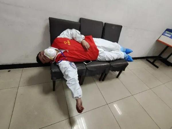 大爱无疆医护工作者,大爱无疆守初心众志成城抗疫情