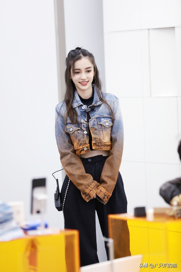 Angelababy不吝啬身材!淑女毛衣小皮裙,“蚂蚁腰”小花望尘莫及