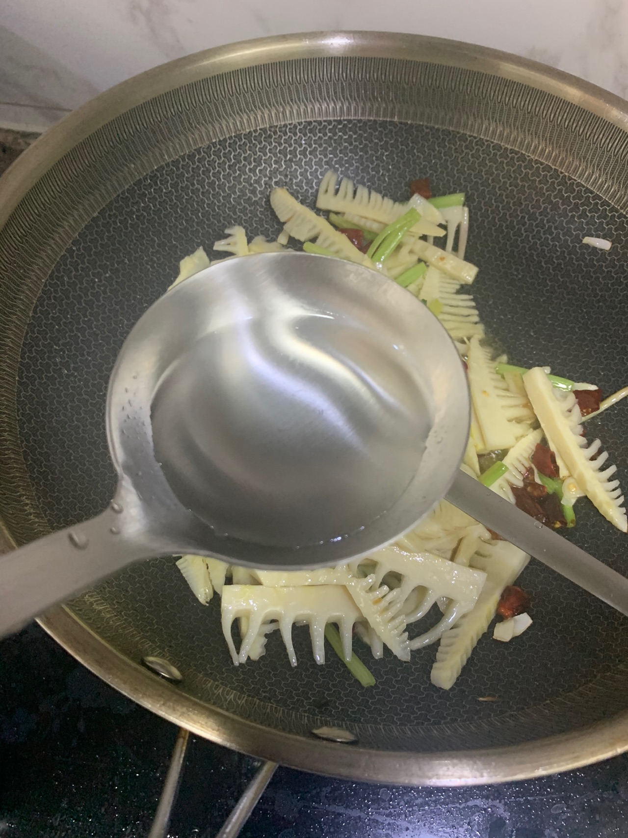 春笋的家常做法春笋焯水后怎么炒,春笋的做法大全家常菜油焖春笋