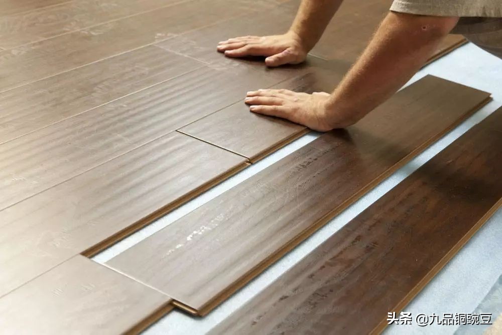 发泡胶打在地板下面地板起鼓,地板上面铺的木地板鼓了怎么处理