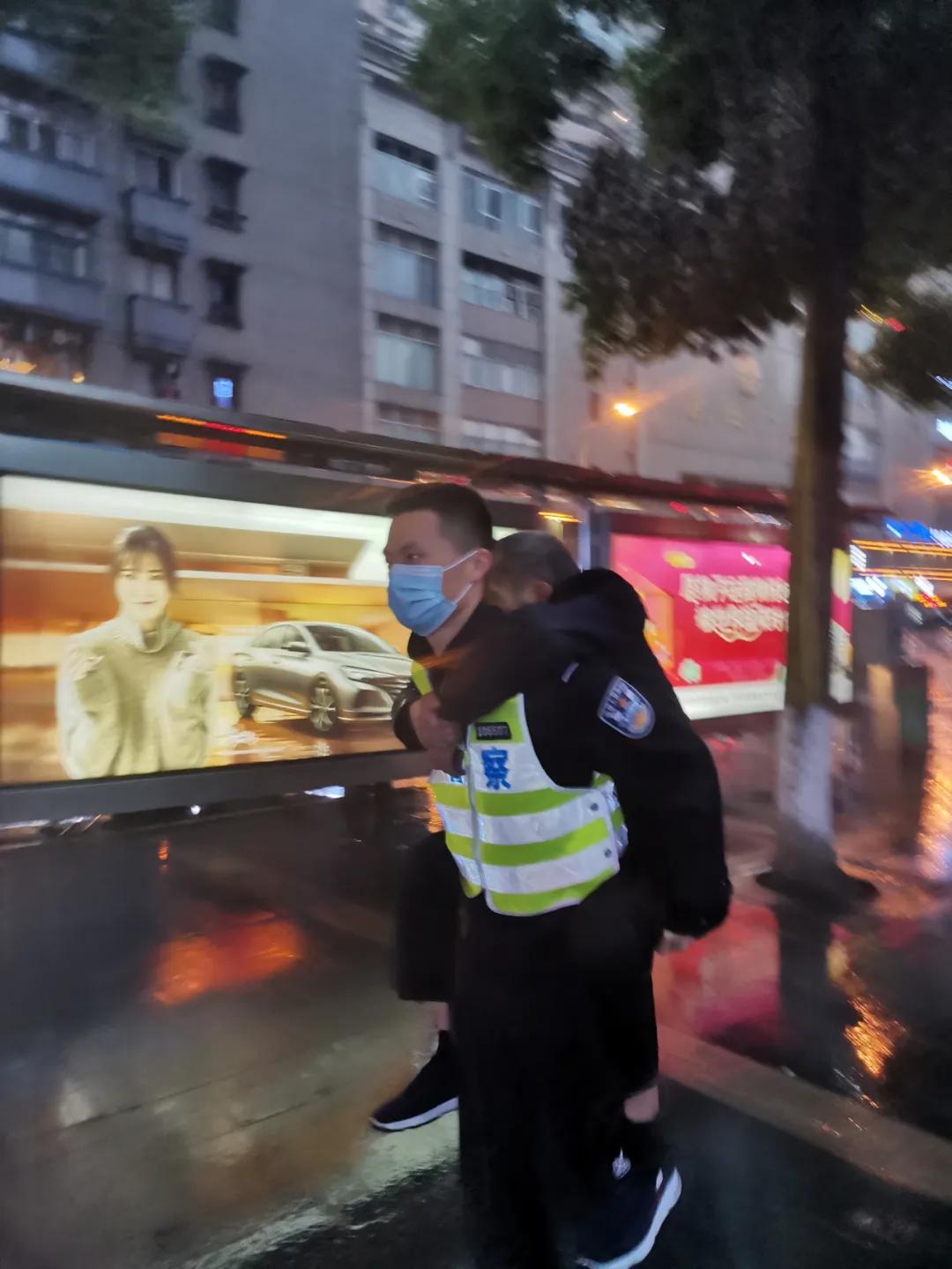 两位七旬老人浑身湿透,白发老奶奶在雨中
