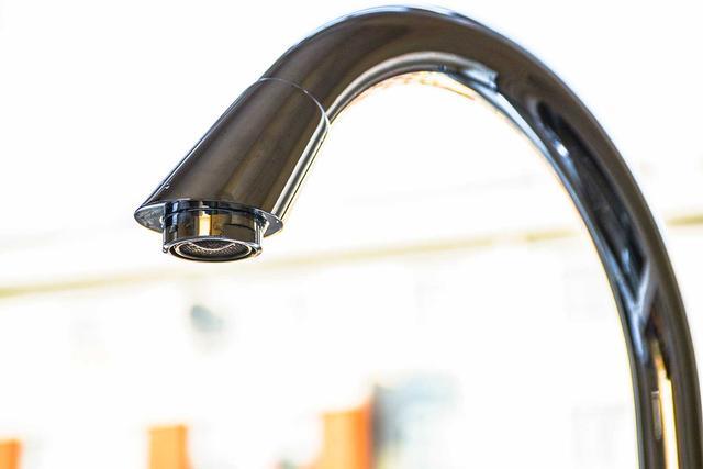 水龙头出水小怎么解决没有起泡器,水龙头起泡器出水量少但是没堵