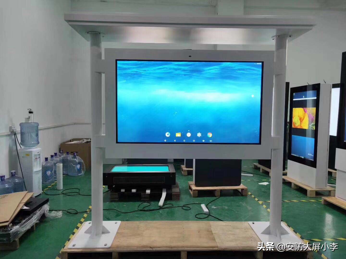 电容触摸机和广告机有什么区别,济南电容广告机厂家